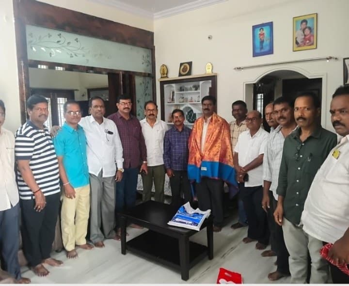 ఉత్తమ ఉపాధ్యాయుడికి ఘనంగా సన్మానం - Udayam