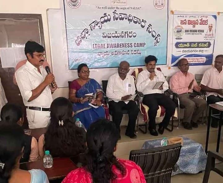 విద్యార్దులను మంచి పౌరులుగా తయారు చేయాలి - Udayam