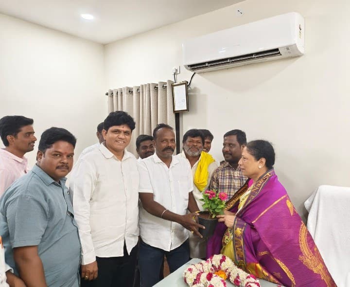 మాజీ ఎమ్మెల్యే కోట్ల సుజాతమ్మను కలిసిన మోడల్ స్కూల్ కమిటీ సభ్యులు - Udayam