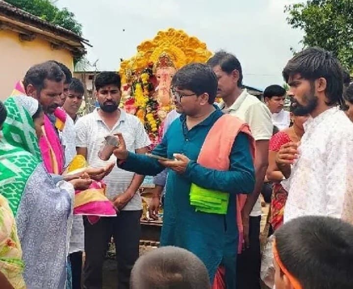 గణపతి లడ్డూను కైవసం చేసుకున్న ముస్లిం వ్యక్తి