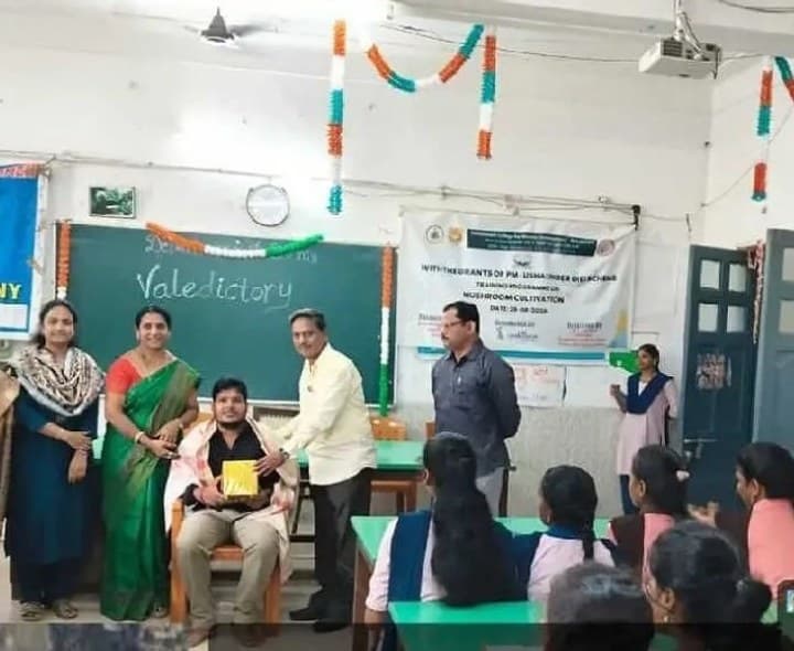 పుట్టగొడుగుల సాగుతో విద్యార్థినులకు ఉపాధి - Udayam