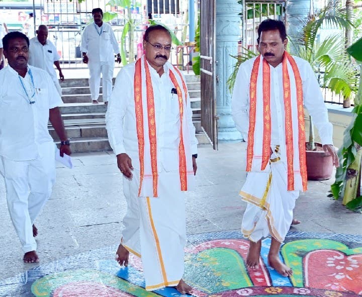 కాణిపాకం వినాయకుడిని దర్శించుకున్న దేవాదాయ కమిషనర్ - Udayam