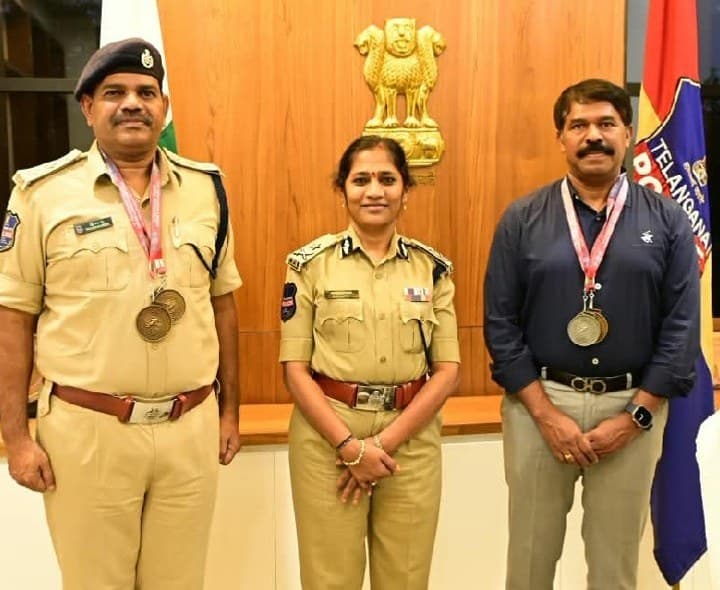 మల్కాజ్‌గిరి పోలీసులకు స్వర్ణ కాంతి - Udayam