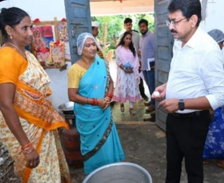 మద్యాహ్న భోజన పధకాన్ని తనిఖీ చేసిన కలెక్టర్ - Udayam