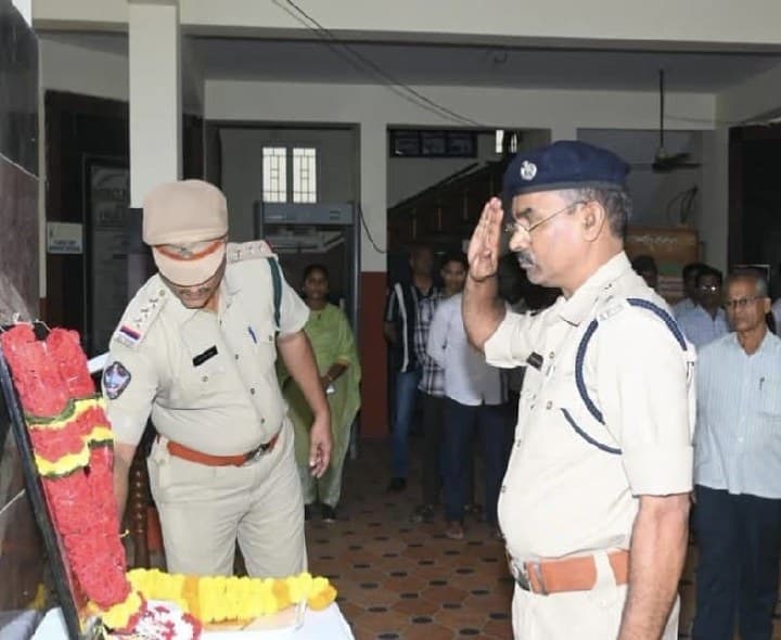 ఆంధ్ర కేసరి ప్రకాశం కు పోలీసుల ఘన నివాళులు