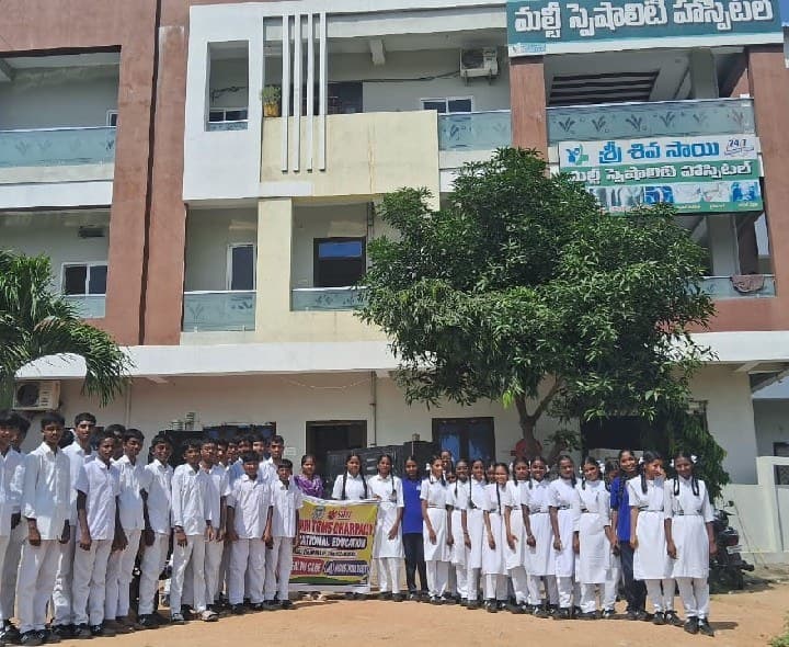 మోడల్ స్కూల్ విద్యార్థుల హాస్పిటల్ సందర్శన - Udayam