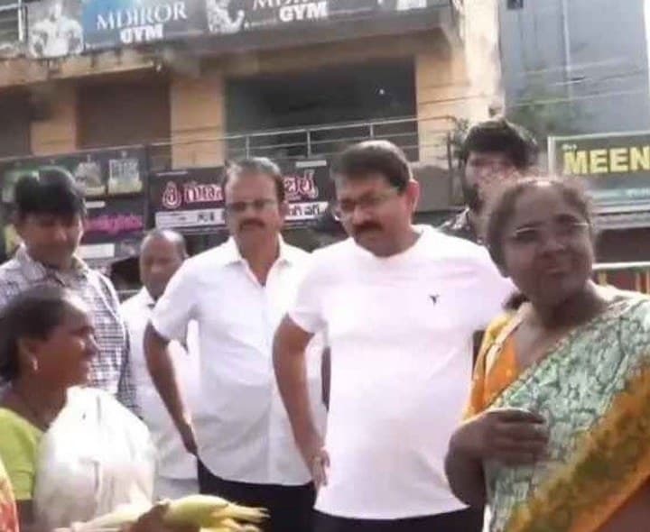 మెక్కజోన్న వ్యాపారితో ఆప్యాయంగా మాట్లాడిన కలెక్టర్ - Udayam