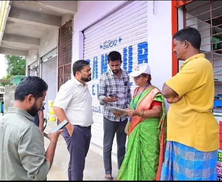 పోలింగ్ బూత్ ను తనిఖీ చేసిన కలెక్టర్