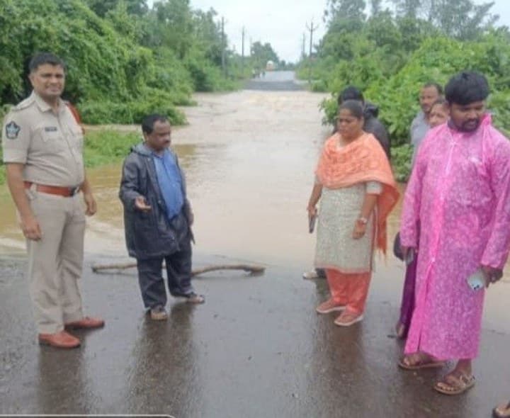 ఉదృతంగా ప్రవహిస్తున్న మంగళిగెడ్డ ..రాకపోకలు బంద్ - Udayam