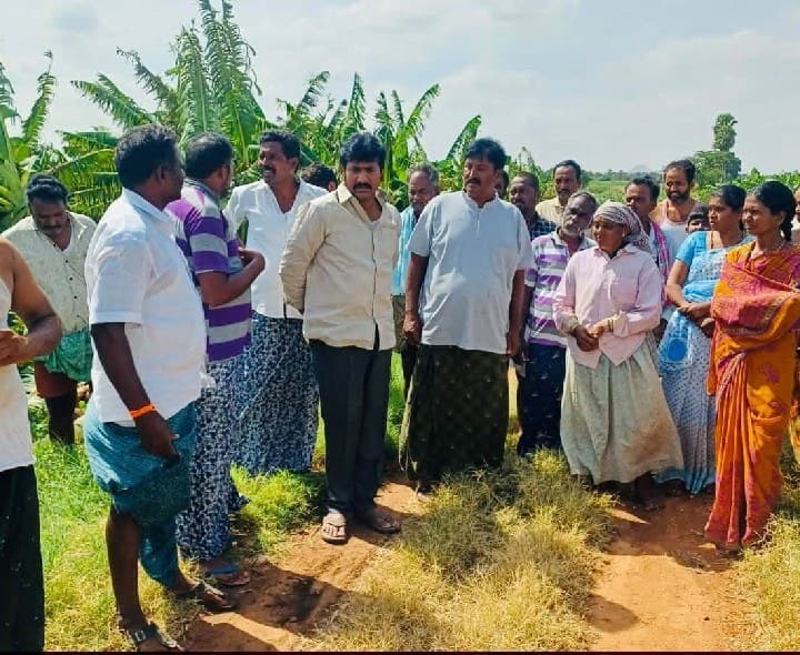 దెబ్బతిన్న అరటి పంటలను పరిశీలించిన మాజీ ఎమ్మెల్యే - Udayam