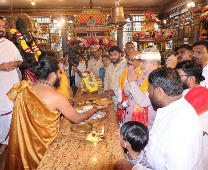 స్పీకర్ గడ్డం ప్రసాద్ కుమార్ పట్టువస్త్రాల సమర్పణ