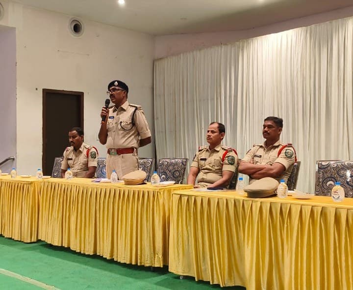 వినాయక మండపాల నిర్వాహకులతో సౌత్ ఏసీపీ గారు  సమావేశం - Udayam
