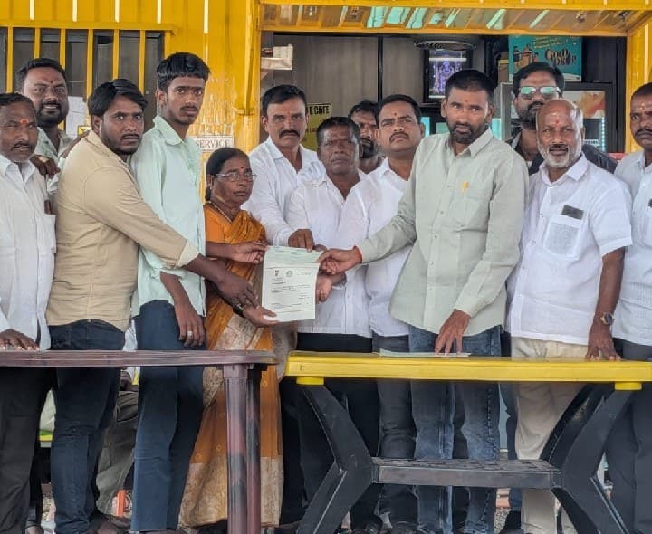 ఎమ్మెల్సీ నవీన్ రెడ్డి చొరవతో సీఎంఆర్ఎఫ్ చెక్కుల పంపిణీ - Udayam