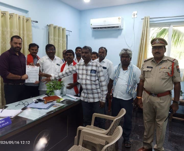 రైతుల భూములకు నష్టపరిహారం చెల్లించాలి: సీపీఎం - Udayam