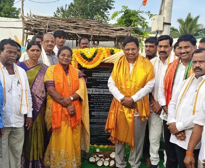 అభివృద్ధి పనులకు శంకుస్థాపన చేసిన ఎమ్మెల్యే - Udayam
