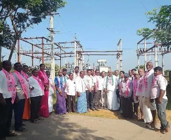 సబ్ స్టేషన్ వద్ద బీఆర్ఎస్ ధర్నా - Udayam