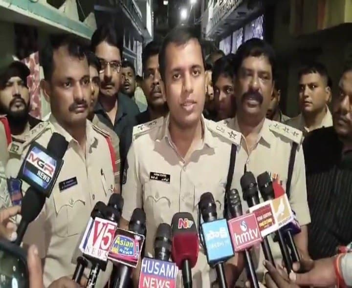తండ్రి హత్య.. కుమారుడికి కత్తిపోట్లు