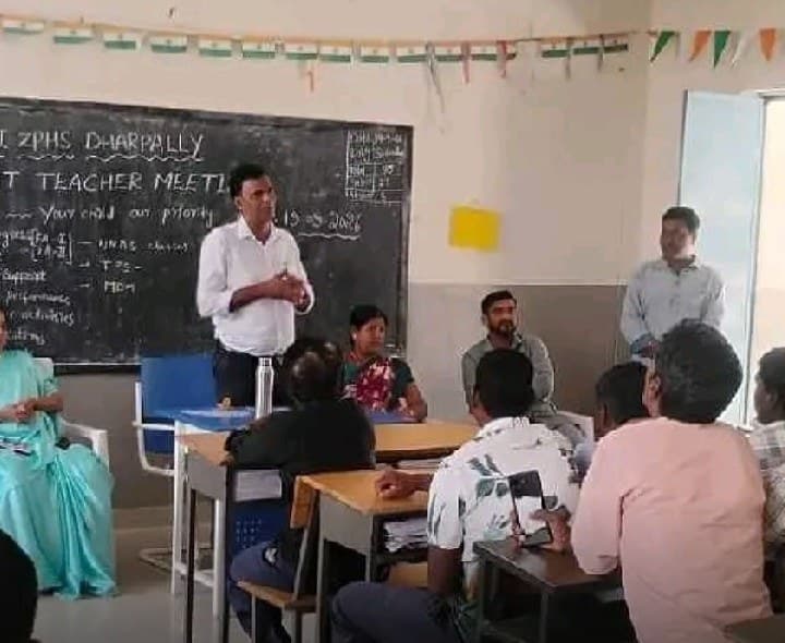 జిల్లా పరిషత్ ఉన్నత పాఠశాలలో విద్యార్థుల తల్లిదండ్రుల సమావేశం - Udayam