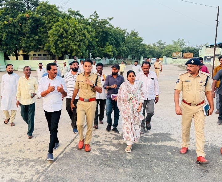 ఎస్పీకి మార్కెట్‌ యార్డును తిప్పి చూపించిన ఏఎంసీ చైర్మన్‌ - Udayam