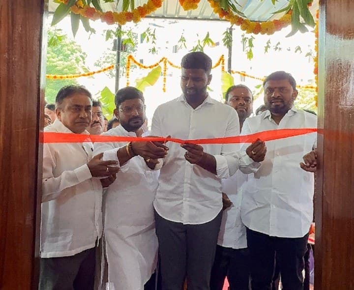 కమ్యూనిటీ హాల్‌ని ప్రారంభించిన మాజీ మేయర్ - Udayam