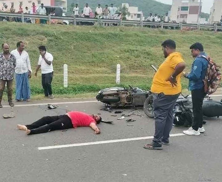 మంగళగిరి సర్వీస్ రోడ్డులో ద్విచక్ర వాహనాలు ఢీ