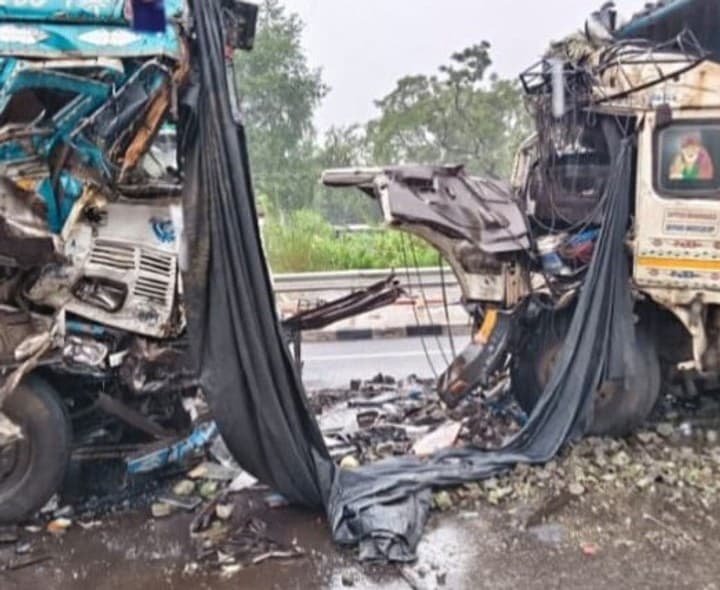 లారీలు ఢీకొన్న ఘటనలో క్లీనర్ మృతి - Udayam