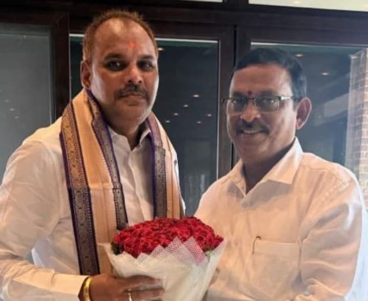 చిన్న శ్రీనును కలిసిన బీజేపీ జిల్లా అధ్యక్షుడు