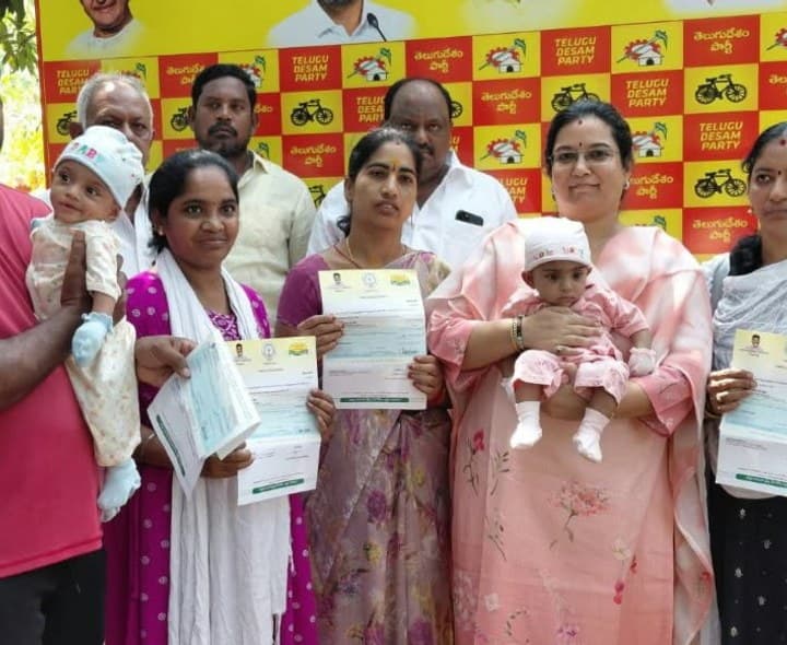 సీఎంఆర్ఎఫ్ చెక్కులు పంపిణీ చేసిన ఎమ్మెల్యే - Udayam