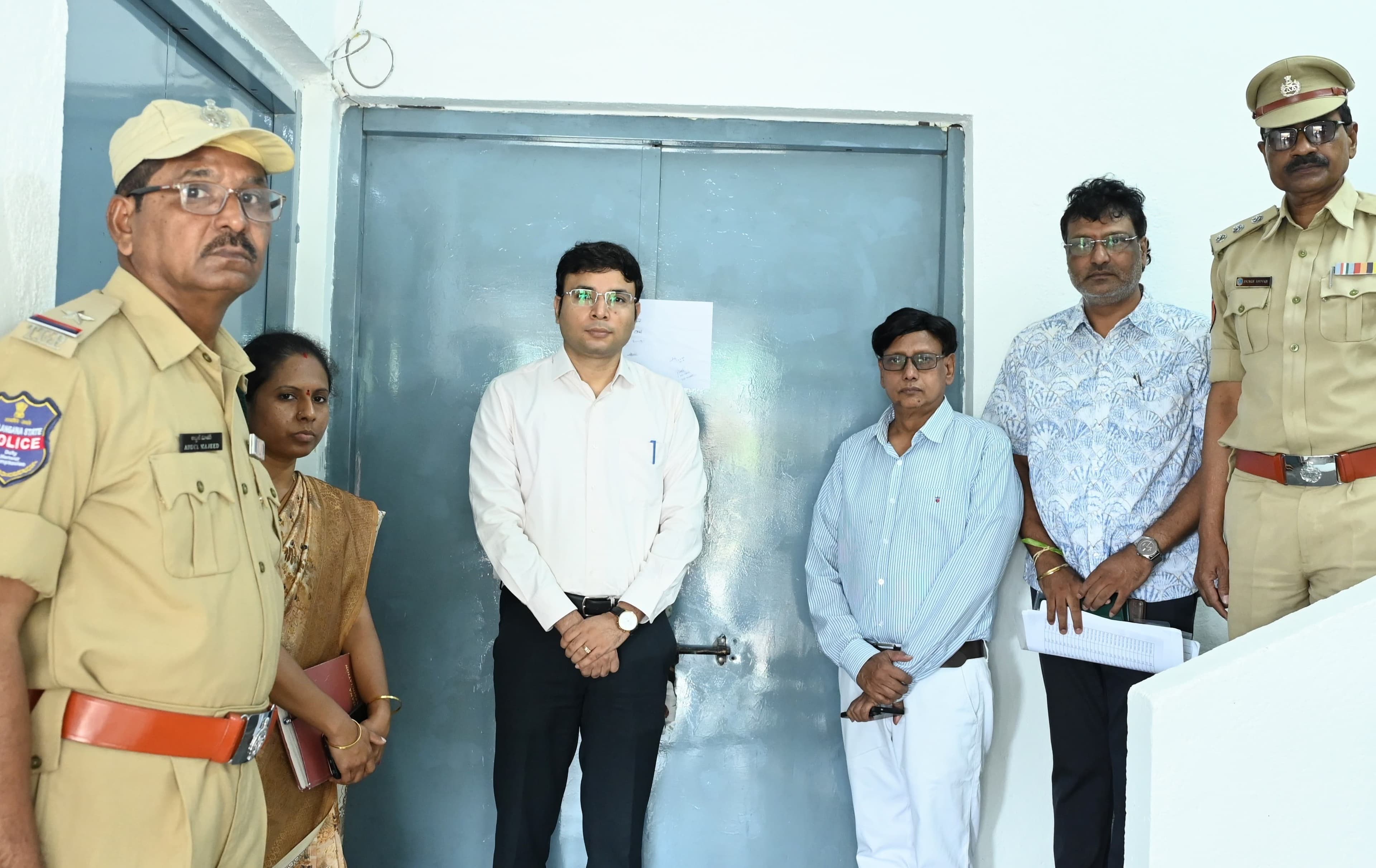 ఈవీఎం గోదాం తనిఖీ చేసిన జిల్లా కలెక్టర్ భవేశ్ మిశ్రా