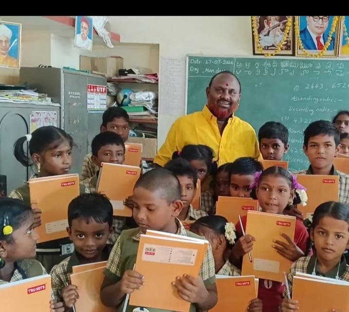 గట్రాల మిట్టలో విద్యార్థులకు నోట్‌బుక్స్ పంపిణీ