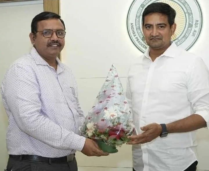 మంత్రి కొండపల్లి శ్రీనివాస్ ను కలిసిన డీఎంహెచ్వో - Udayam