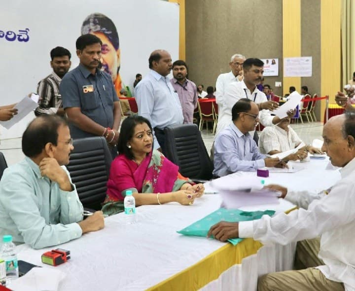 సీఎం ప్రజావాణికి 136 దరఖాస్తులు - Udayam