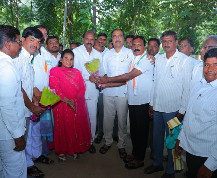 ఎమ్మెల్యేను కలిసిన మార్కెట్ కమిటీ నూతన కార్యవర్గం - Udayam