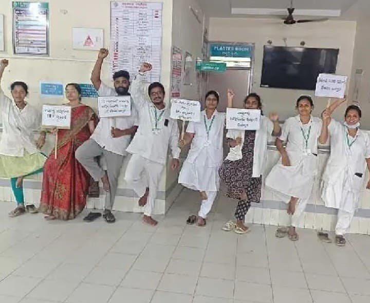 పార్వతీపురంలో కాంట్రాక్ట్ ఉద్యోగుల వినూత్న నిరసన - Udayam