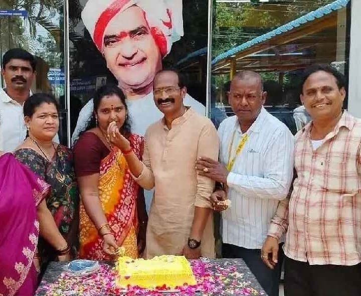 అన్న క్యాంటీన్ లో టీడీపీ సంబరాలు - Udayam