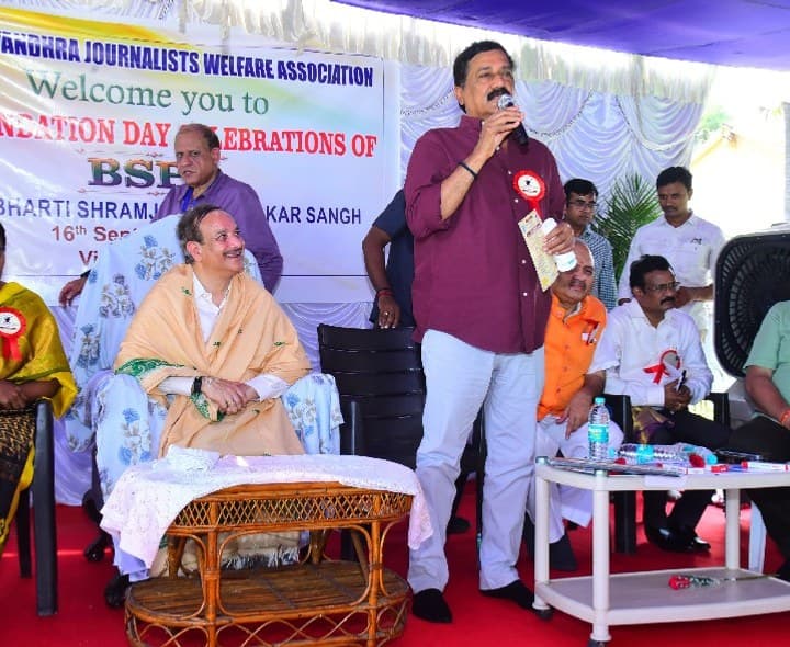 ప్రజలను జాగృతం చేయడంలో మీడియాది కీలక భూమిక - Udayam