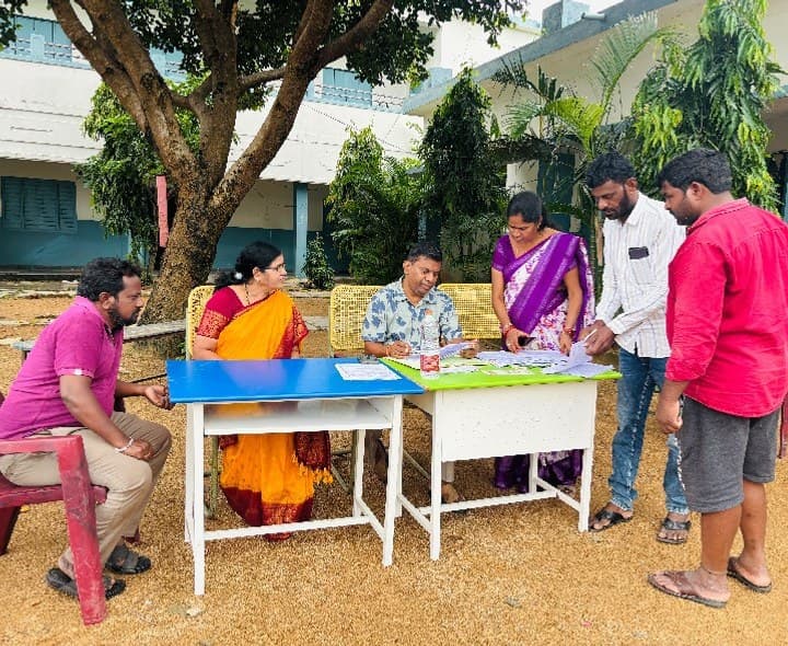 హొన్నాజీపేట్‌లో పోలింగ్ కేంద్రాలను పరిశీలించిన ఆర్డీఓ - Udayam