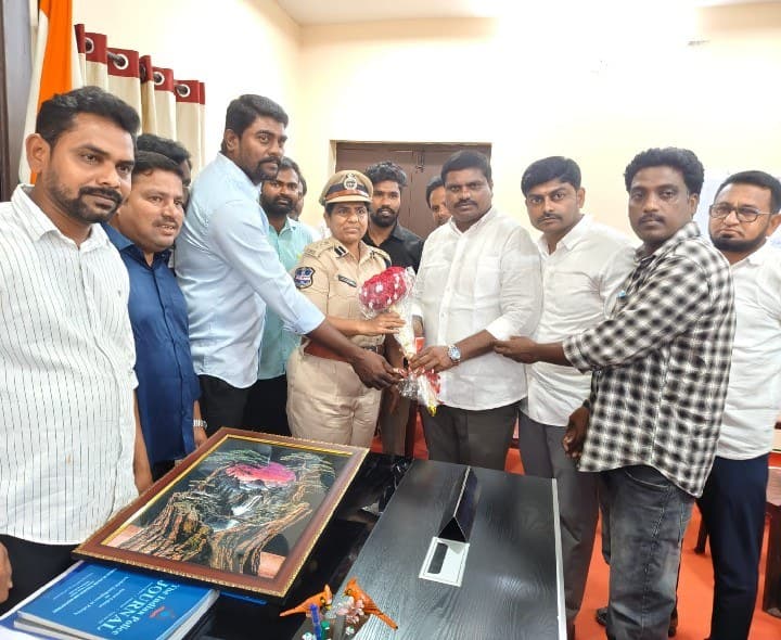 జిల్లా ఎస్పీని కలిసిన టిపిసిసి ఎస్సీ డిపార్ట్మెంట్ నాయకులు - Udayam