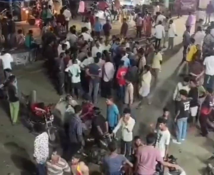 విద్యార్థి మృతిపై సాలూరులో రాస్తారోకో - Udayam