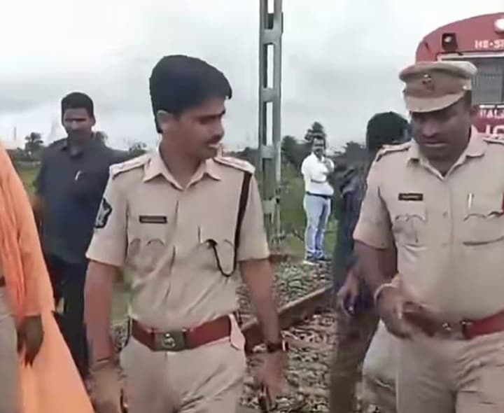 రైలు ప్రమాద స్థలాన్ని పరిశీలించిన ఎస్పీ - Udayam