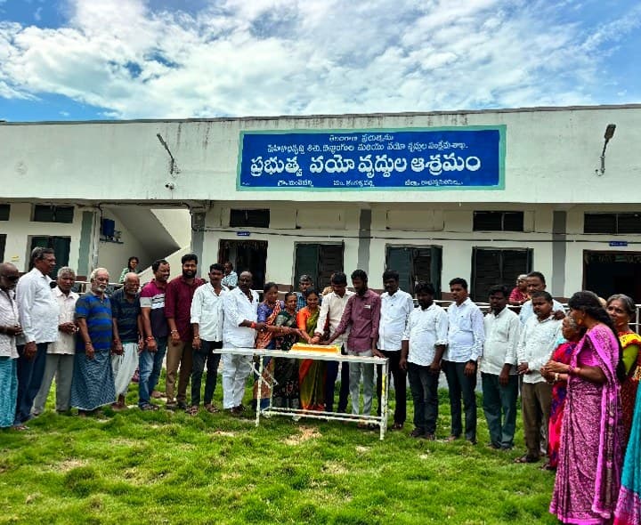 మండేపల్లి వృద్ధాశ్రమంలో ఘనంగా ఎమ్మల్యే జన్మదిన వేడుకలు  - Udayam