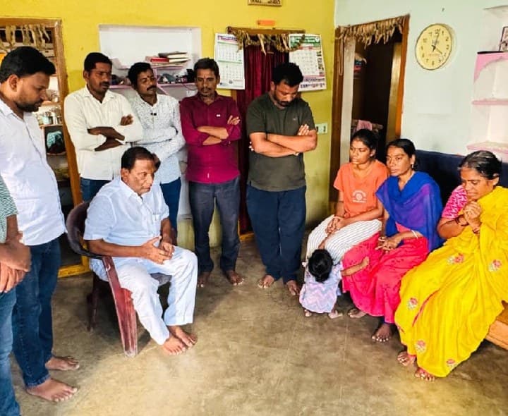 మాజీ కౌన్సిలర్ బండారి అశోక్ బావ కుటుంబాన్ని పరామర్శించిన కొప్పుల ఈశ్వర్ - Udayam