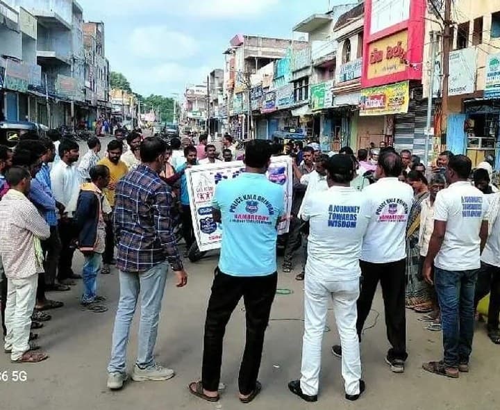 కూలీలకు పోలీసుల అవగాహన కార్యక్రమం - Udayam