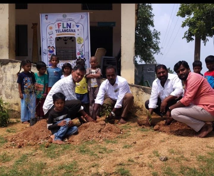 వన సంరక్షణలో భాగంగా మొక్కలు నాటిన సర్పంచ్ - Udayam