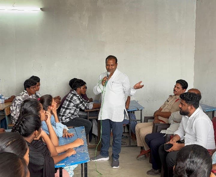 వ్యసనాలకు యువత దూరంగా ఉండాలి - Udayam