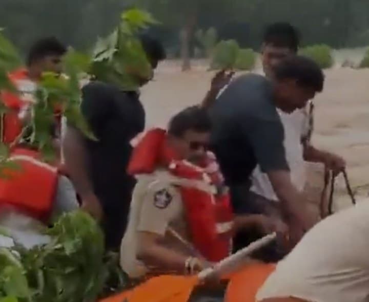 వరద ప్రవాహంలో చిక్కుకున్న ఎమ్మెల్యే, కలెక్టర్, ఎస్పీ - Udayam