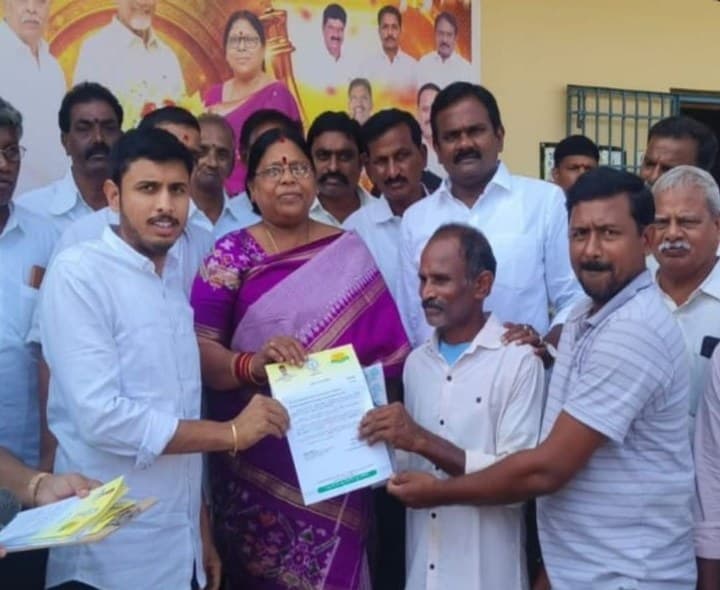 CMRF చెక్కులు పంపిణీ చేసిన ఎమ్మెల్యే - Udayam