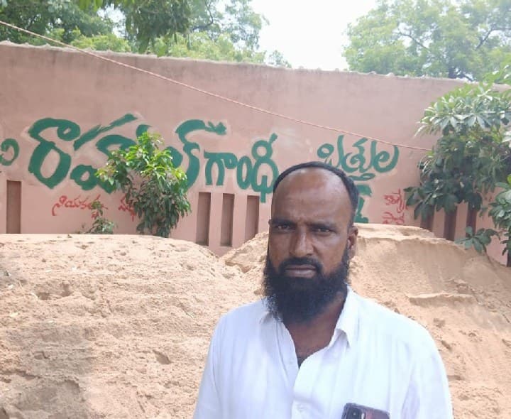 తక్కువ ధరకు ఇసుక కొని.. అధిక ధరకు విక్రయం