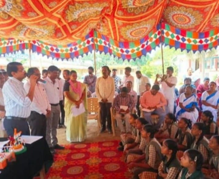 జెడ్పీ పాఠశాలలో కలెక్టర్ ఆకస్మిక తనిఖీలు - Udayam