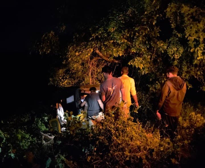 పొలంలోకి దూసుకెళ్లిన ఆటో - Udayam